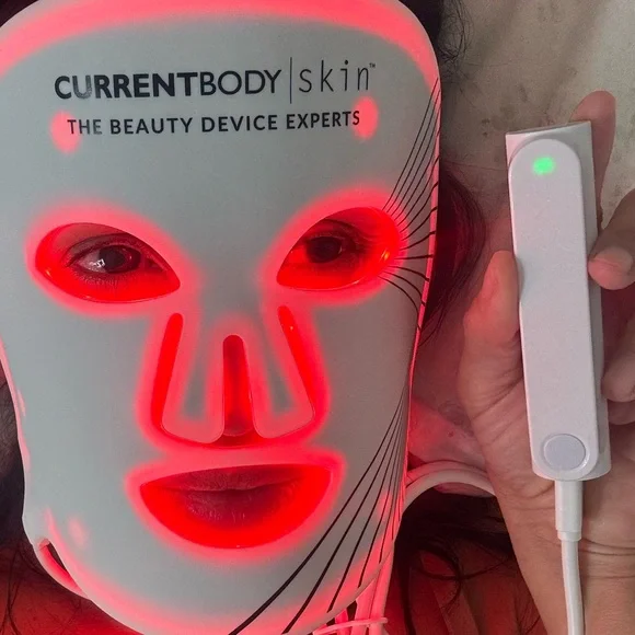 CURRENTBODY skin led light therapy mask